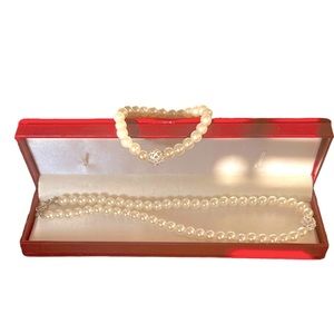 Fashion jewelry fake pearl necklace and come’s with bracelet.